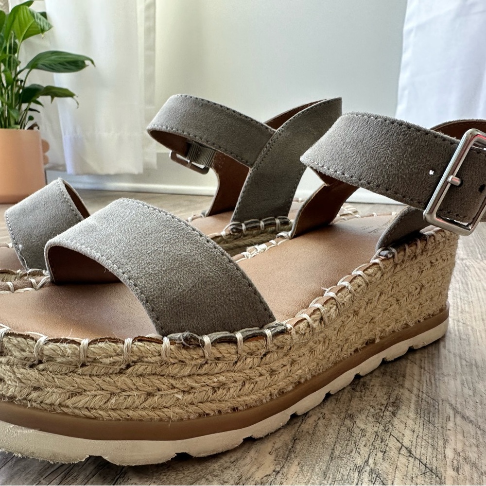 Target platform sandals